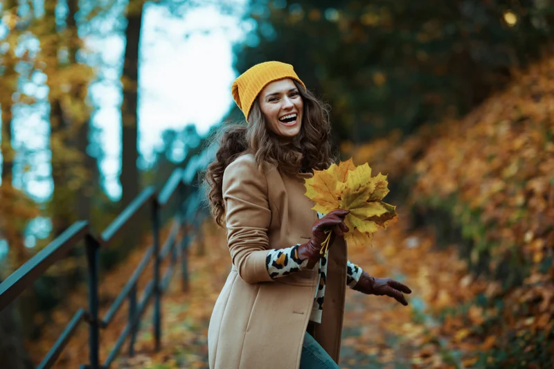 Frau im herbstlichen Wald