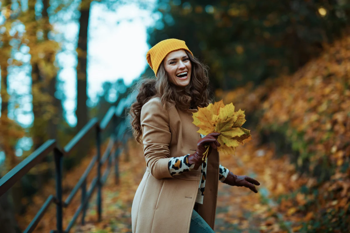 Frau im herbstlichen Wald