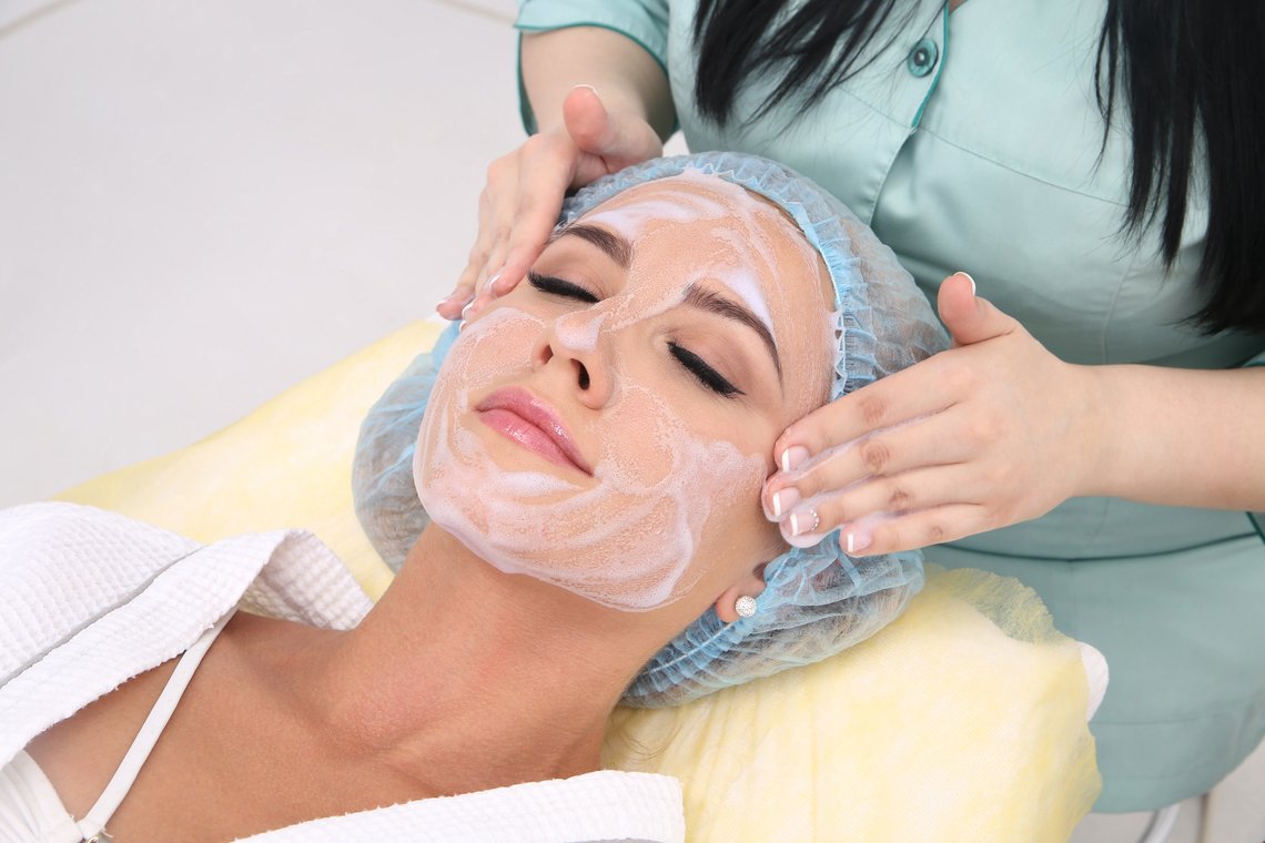 Junge Frau bekommt Gesichtsmassage