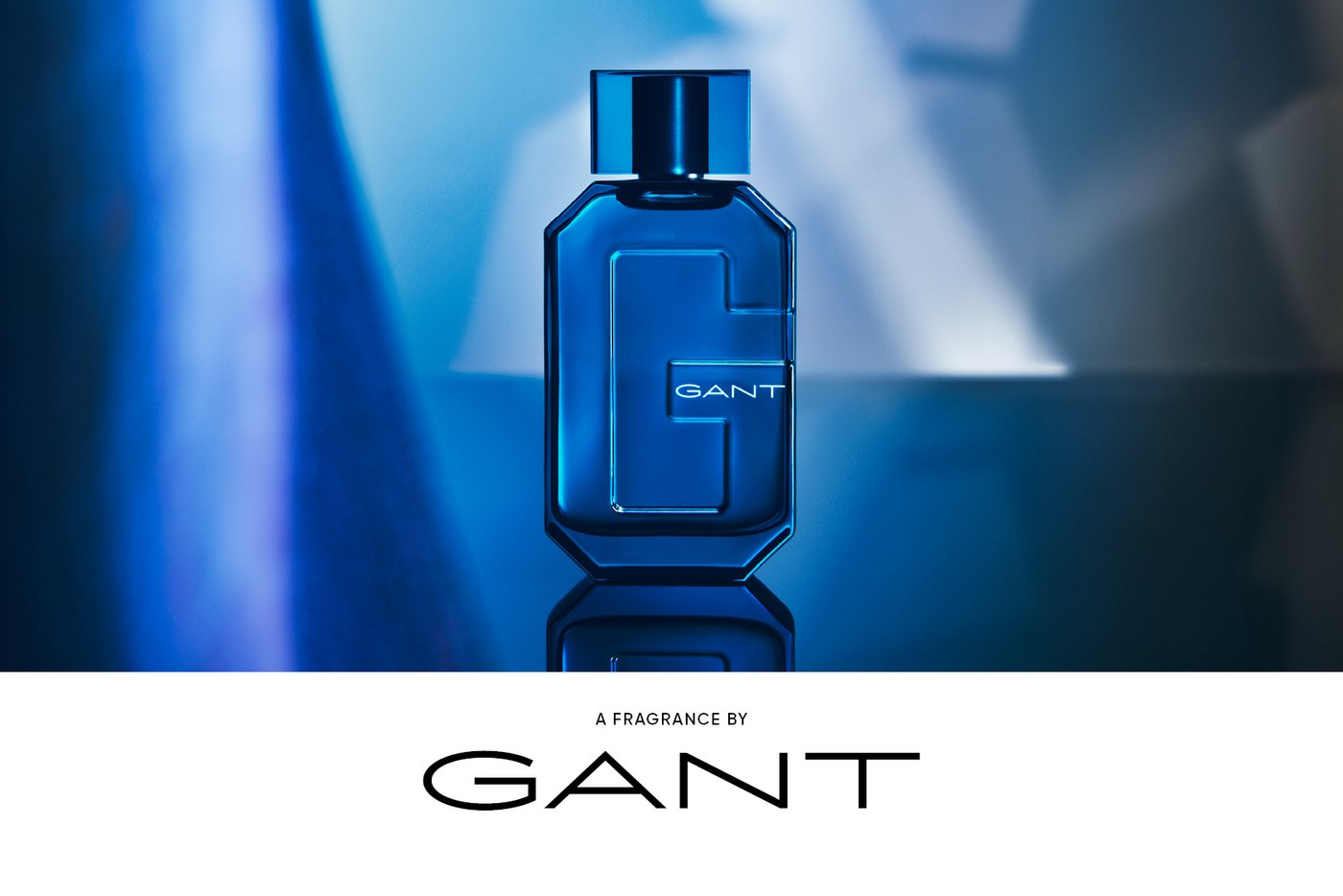 Flakon des GANT Herrenduftes auf blauem Hintergund