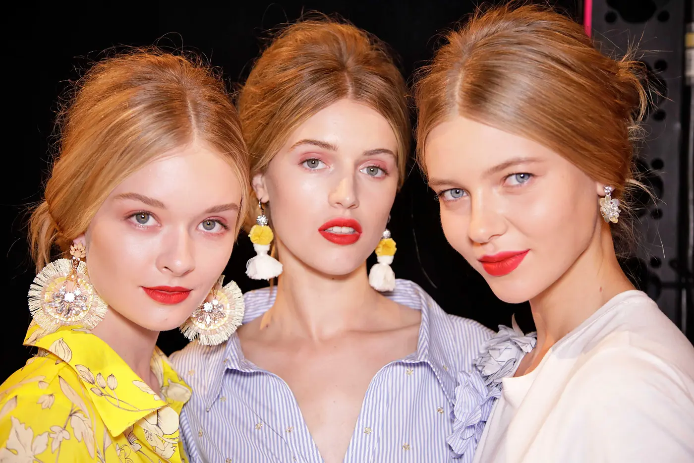 Drei Models mit rotem Lippenstift bei der Badgley Mischka Show in New York