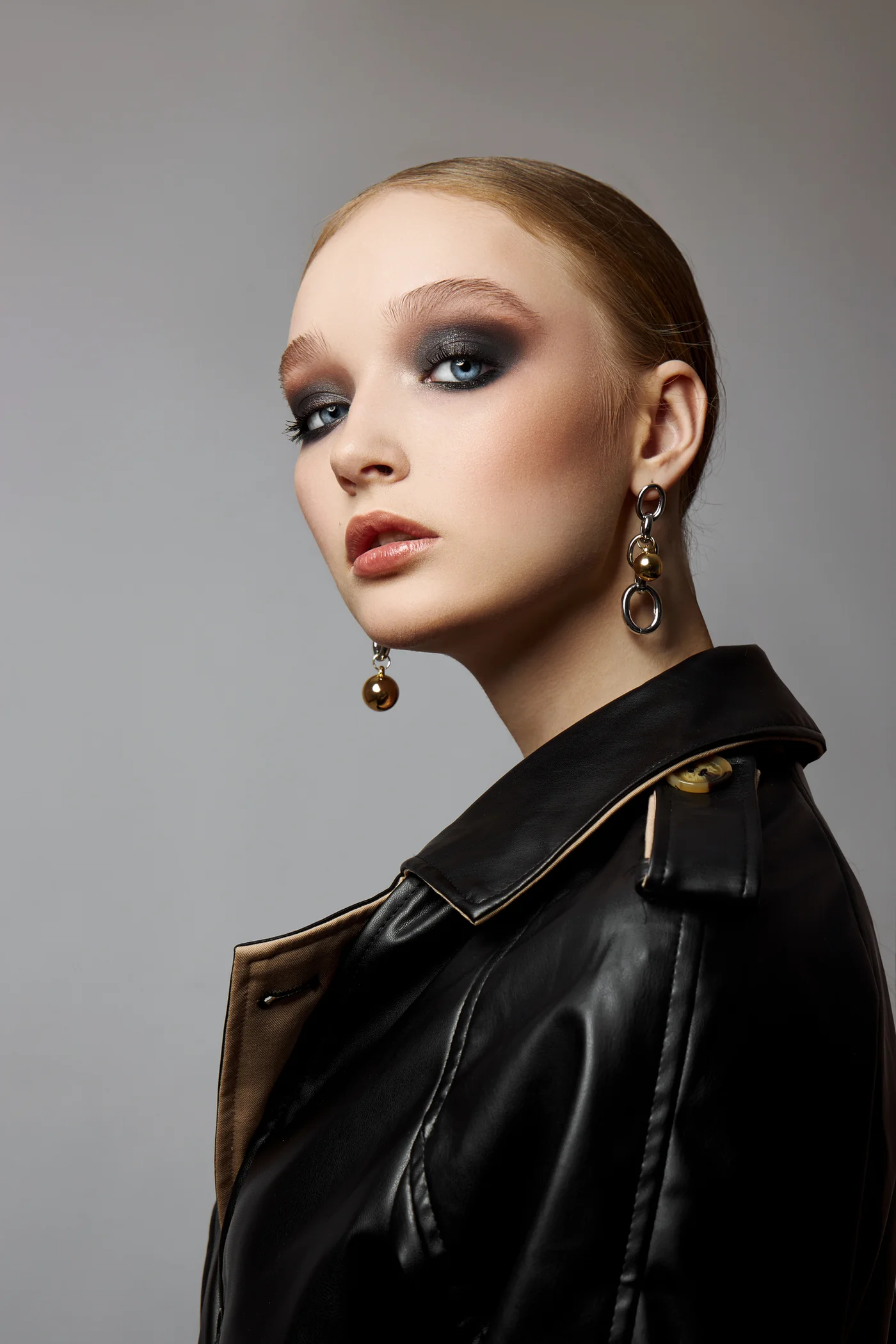 Frau mit ausdrucksstarkem Makeup