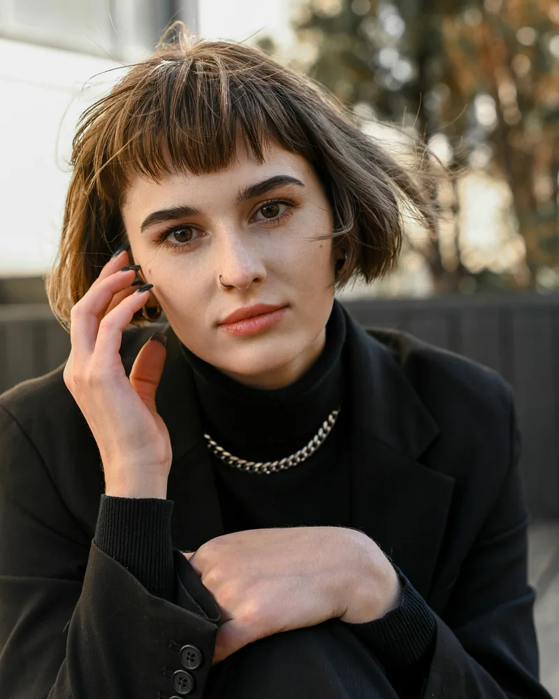 Frau mit kurzen Haaren