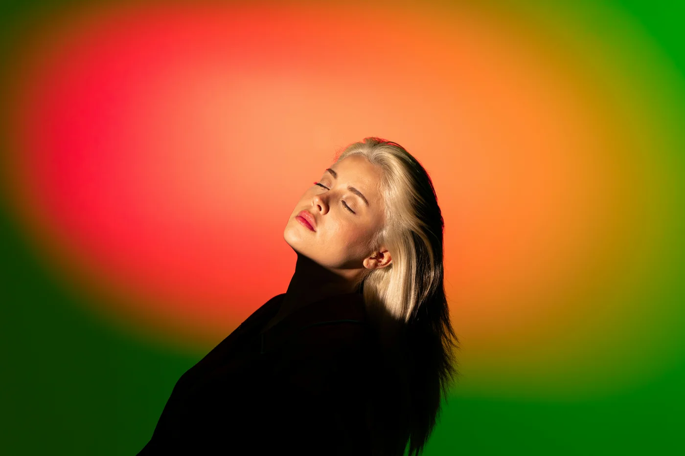 Frau im bunten Lichtern