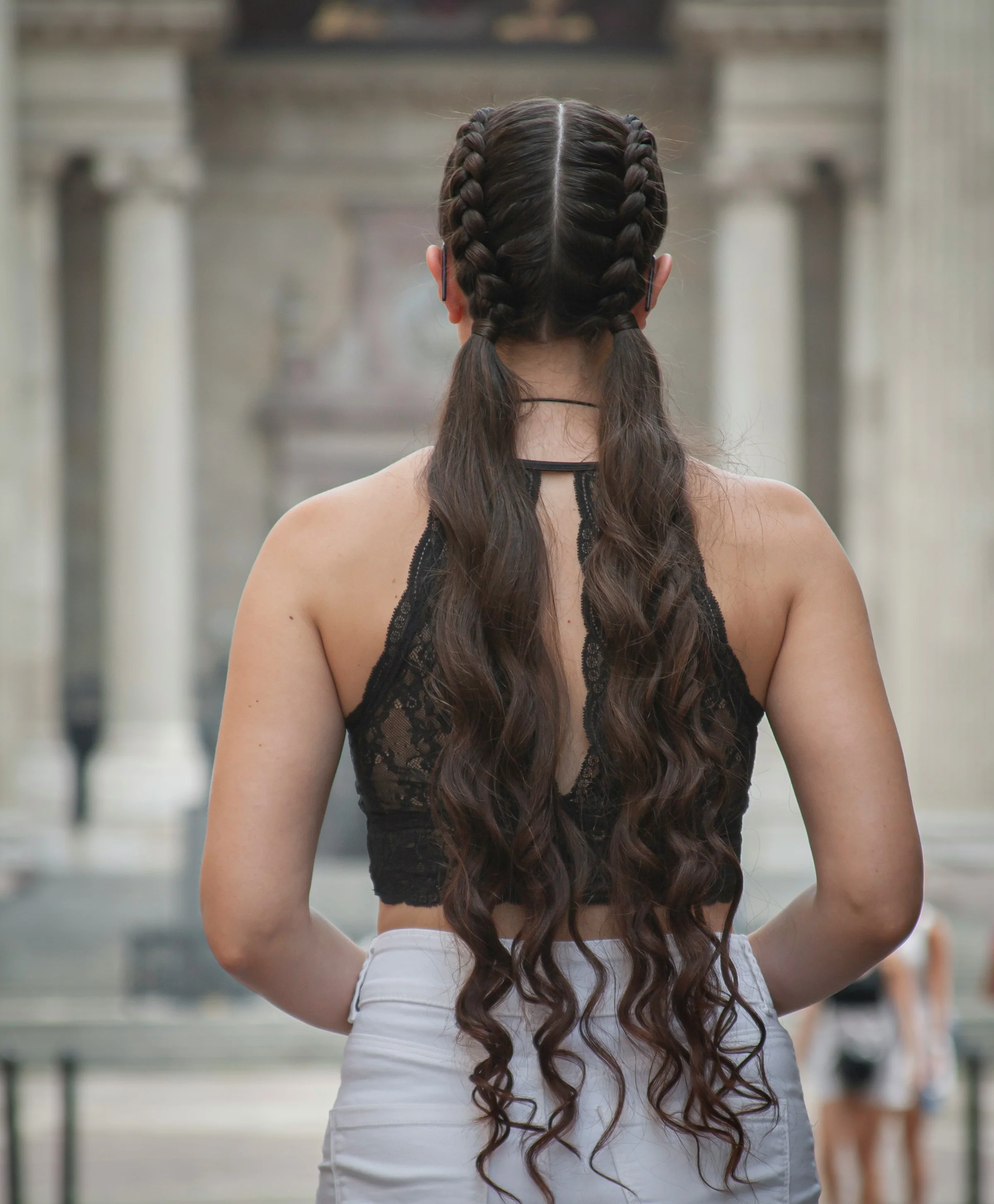 Frau von hinten fotografiert mit Boxer Braid Flechtfrisur