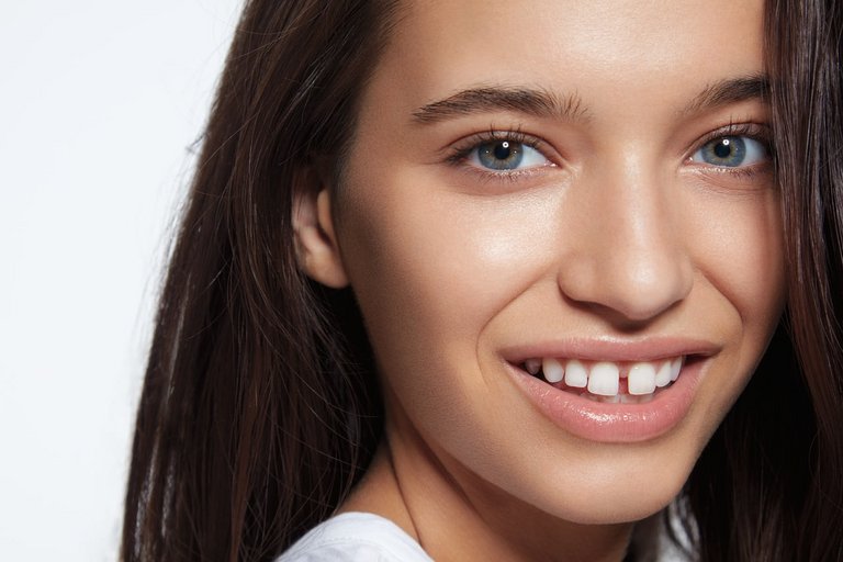 Model Azlin geschminkt