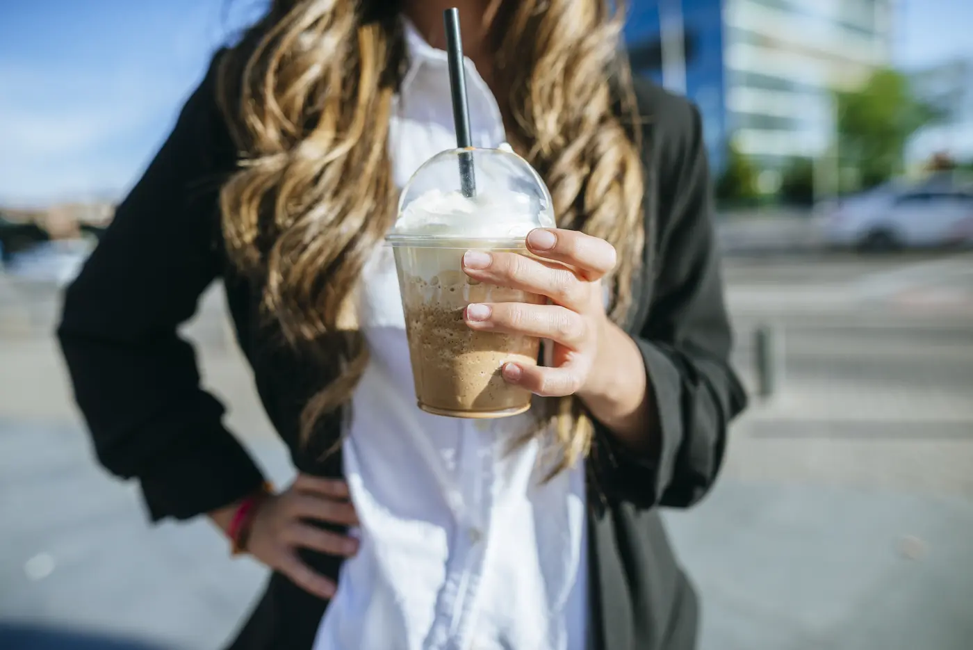Japanische Maniküre: Frau mit Kaffeebecher in der Hand