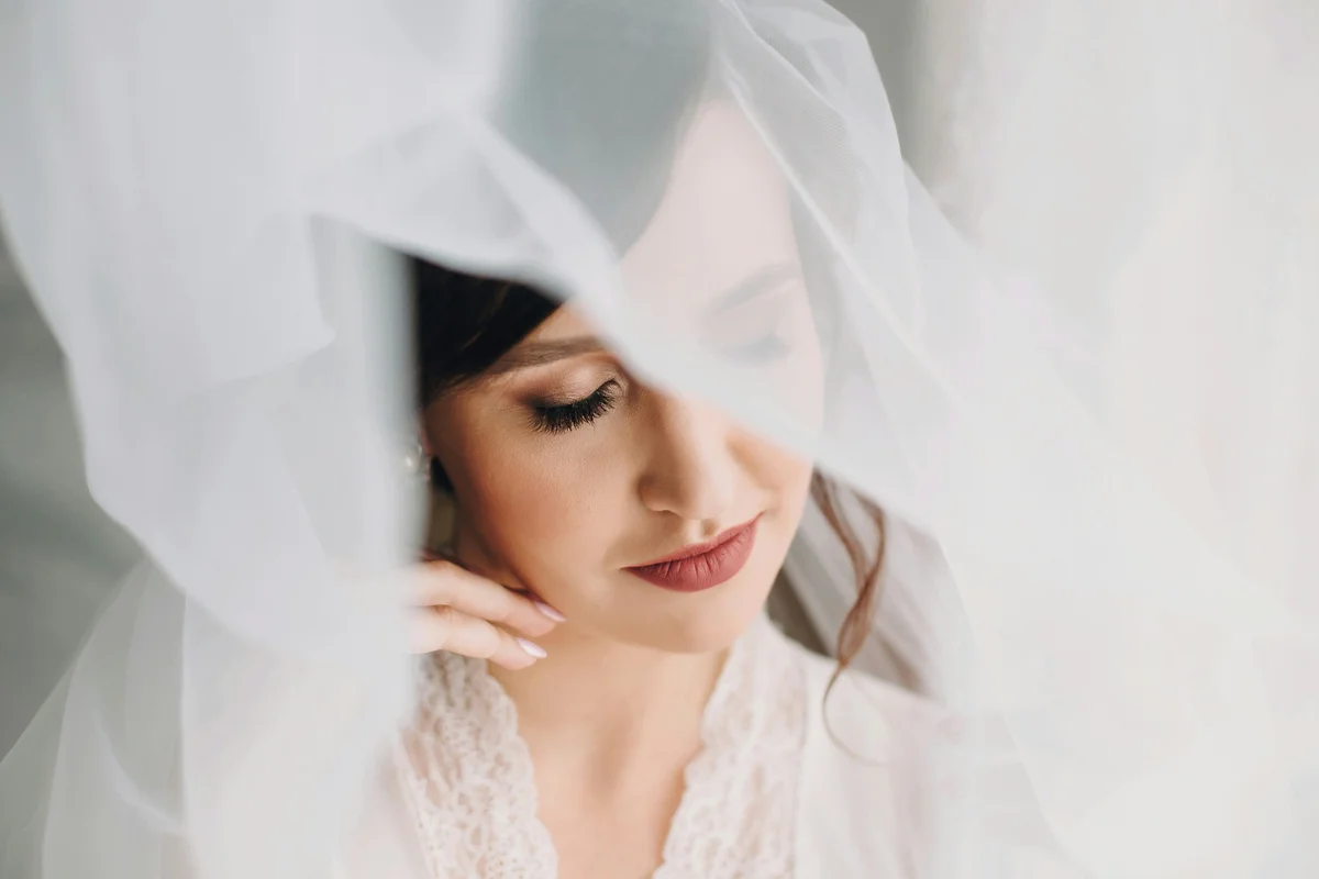Braut mit Schleier und Hochzeits Make-up