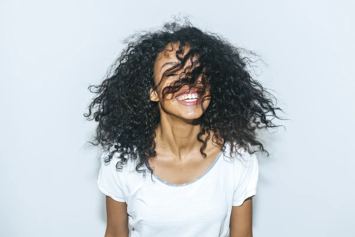 Junge Frau mit krausen Locken