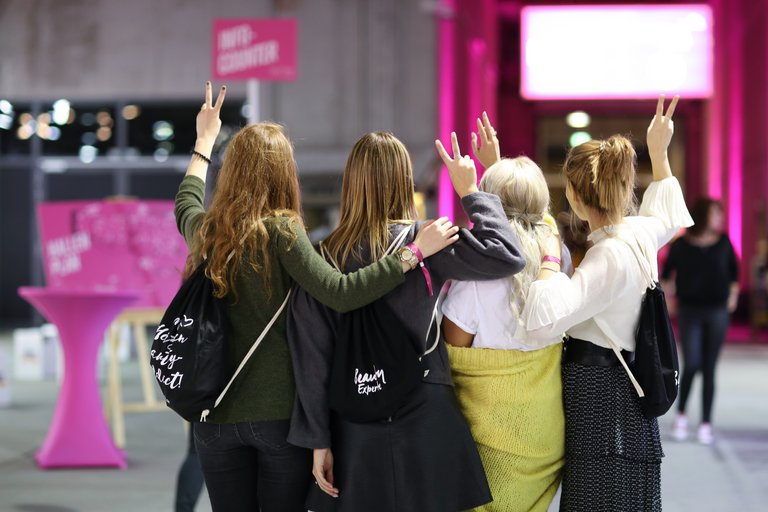 Vier Mädchen zeigen das Victory Zeichen