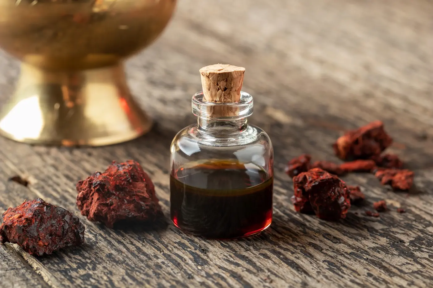 Dragon's Blood in einer Phiole und als Resin auf einem Tisch