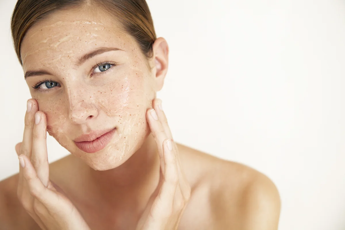 Frau nutzt klare Peelingcreme