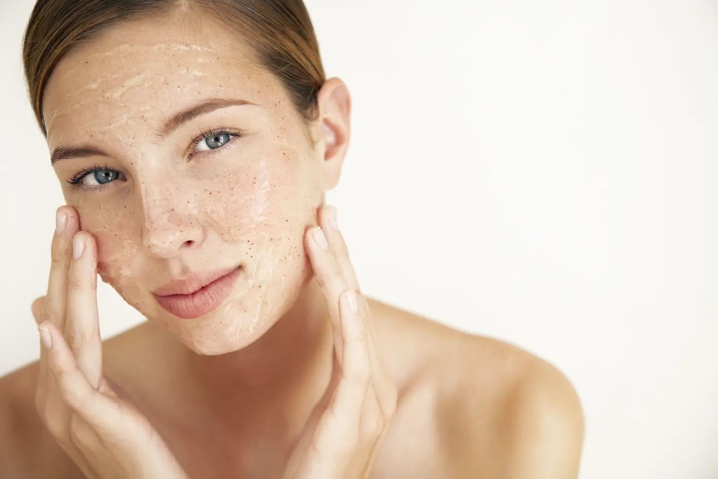 Frau nutzt klare Peelingcreme