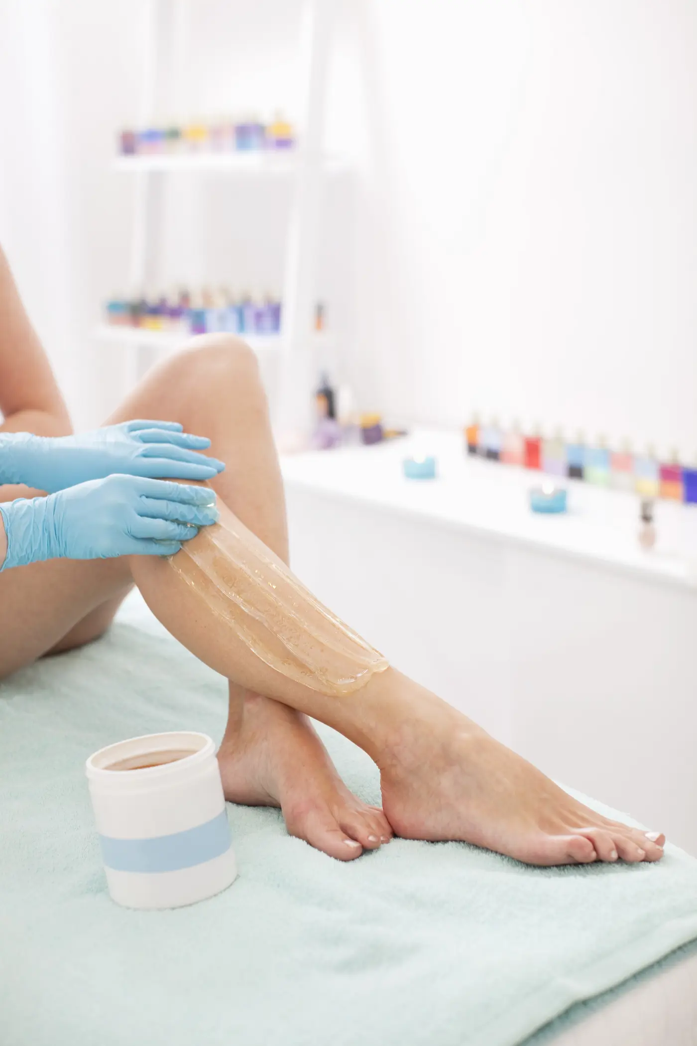 Frau bekommt Sugaring-Behandlung