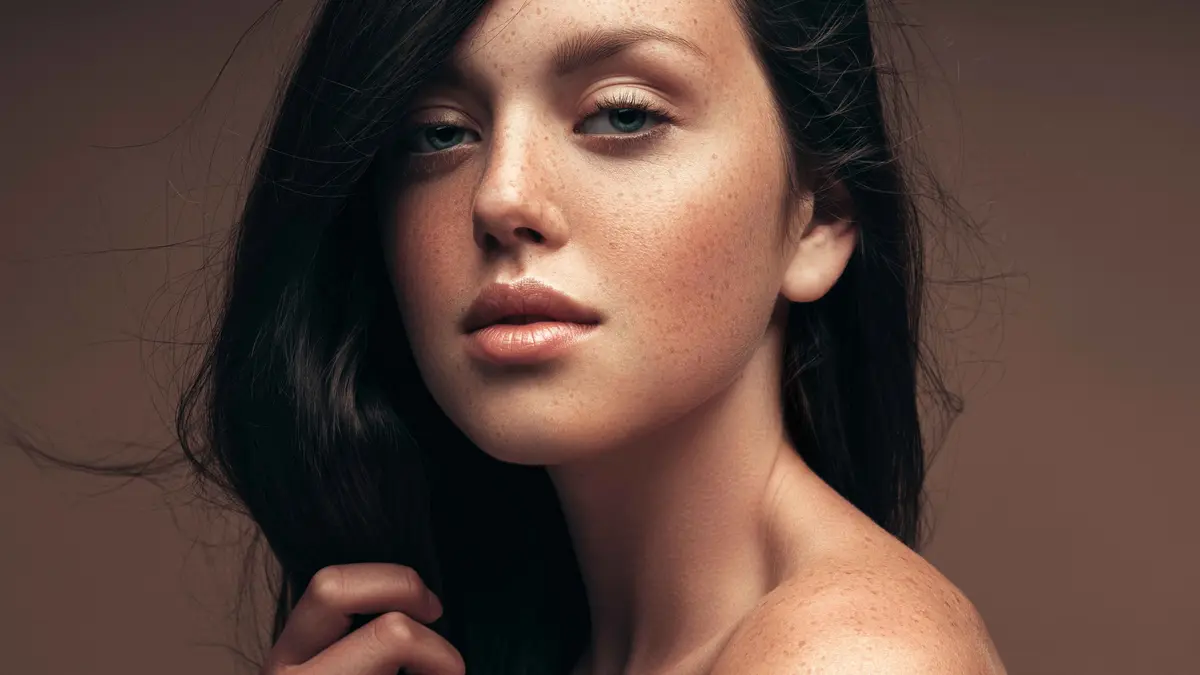 Schöne junge Frau mit gepflegter Haut uns Sommersprossen