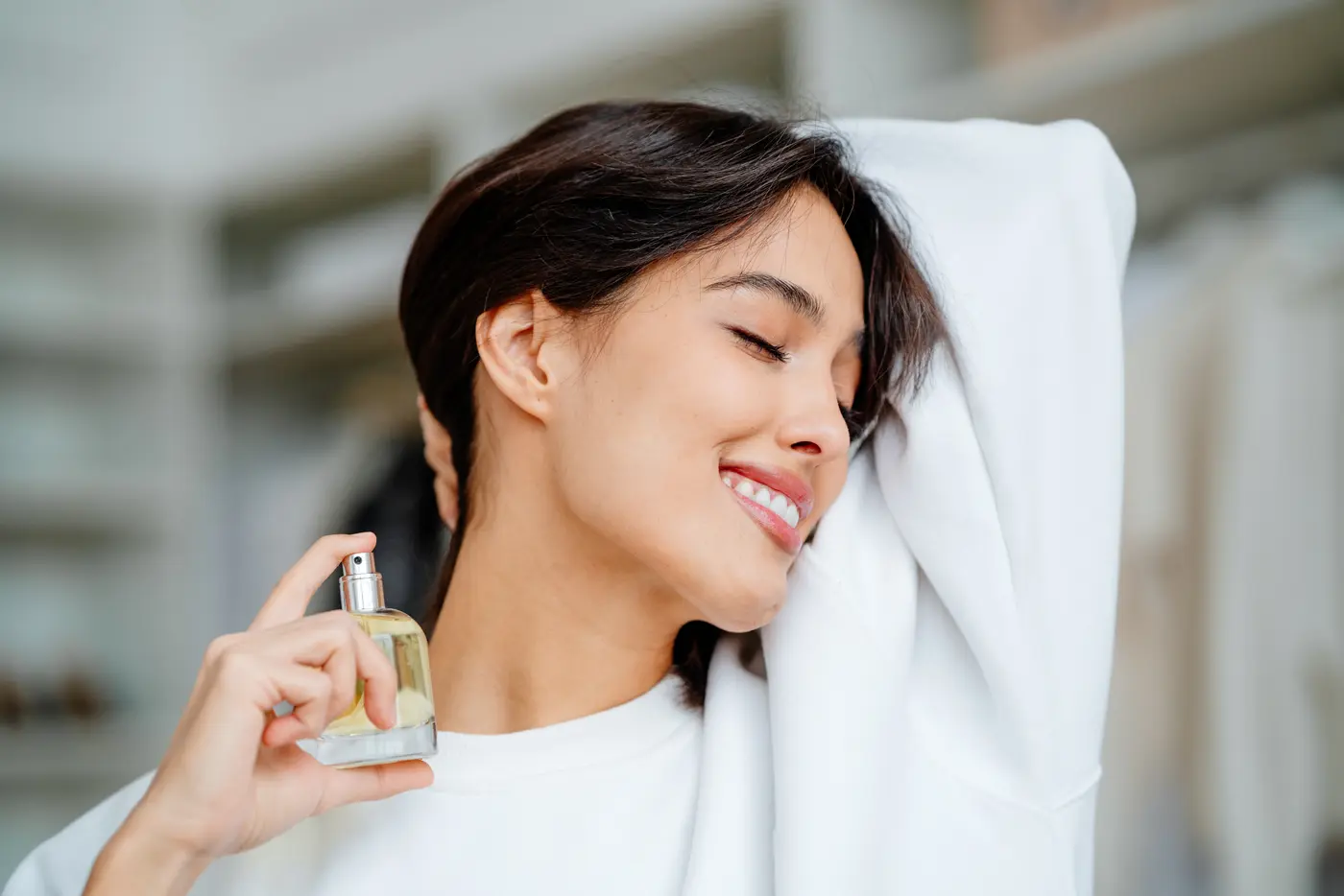 Parfum online kaufen: glückliche Frau mit Parfum