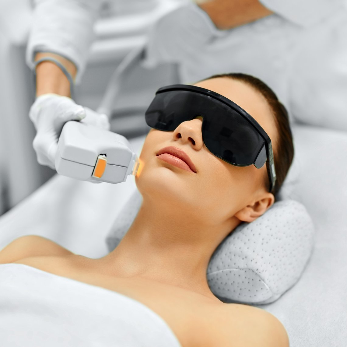 Eine Frau bekommt eine Laserbehandlung