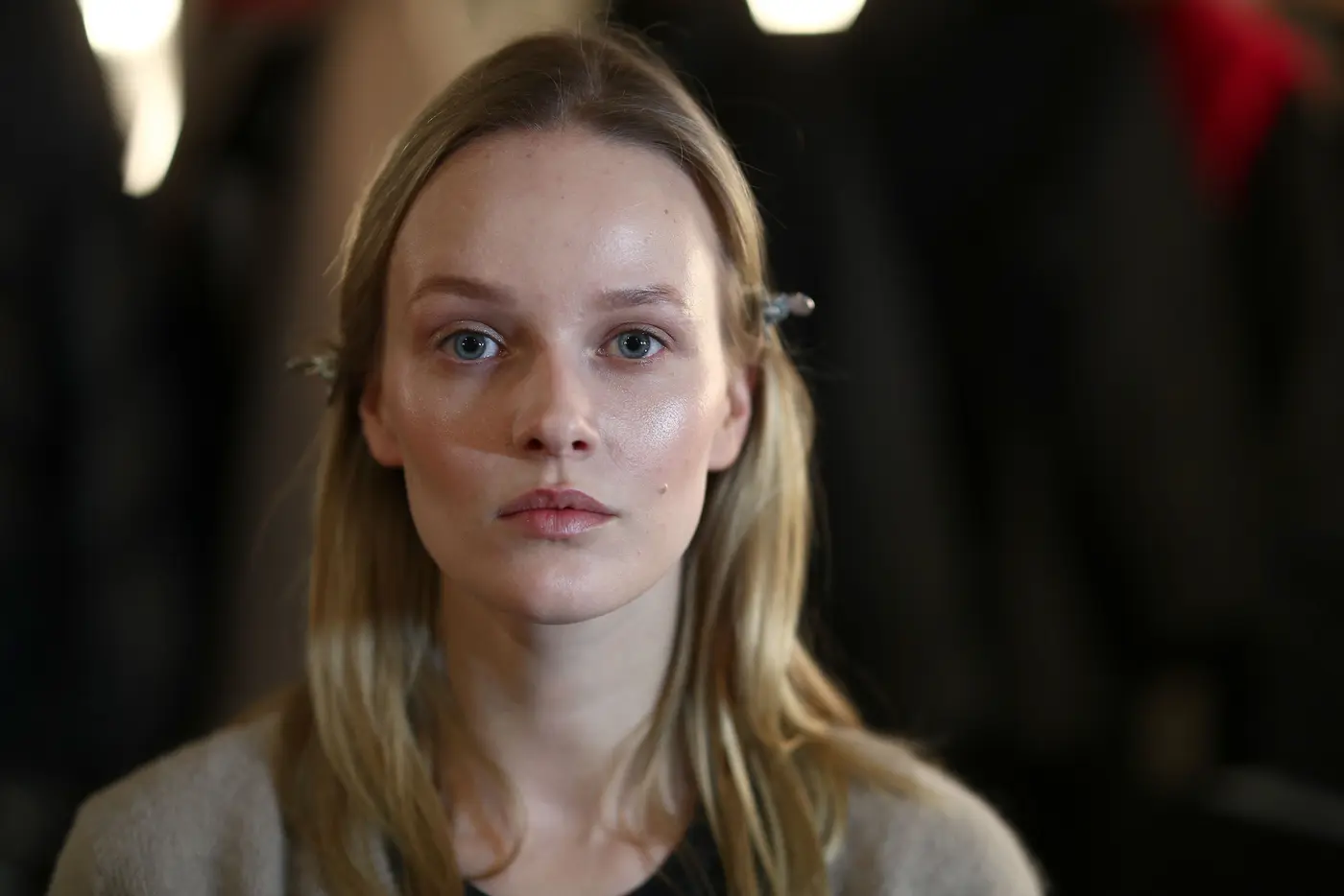 Rouge auftragen: Model im Backstage