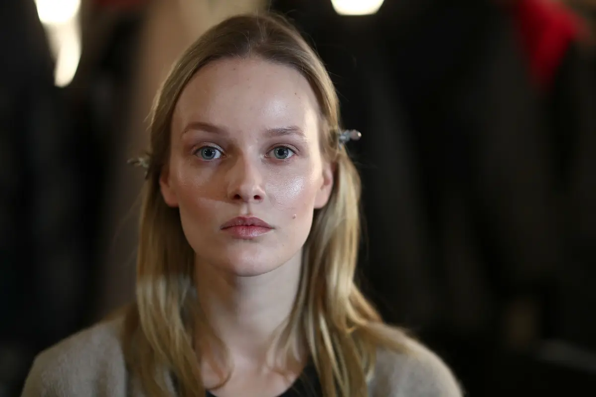 Rouge auftragen: Model im Backstage