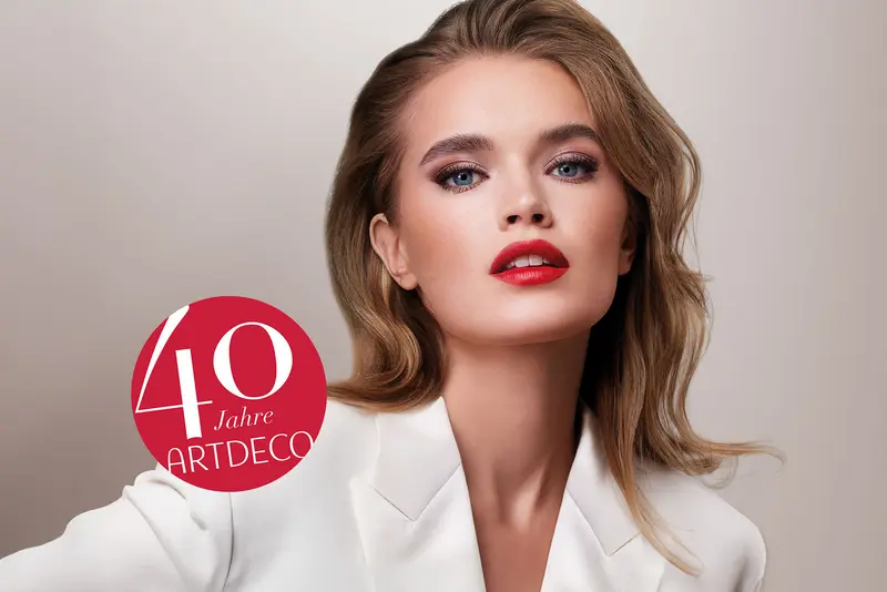Model mit 40 Jahre ARTDECO Badge