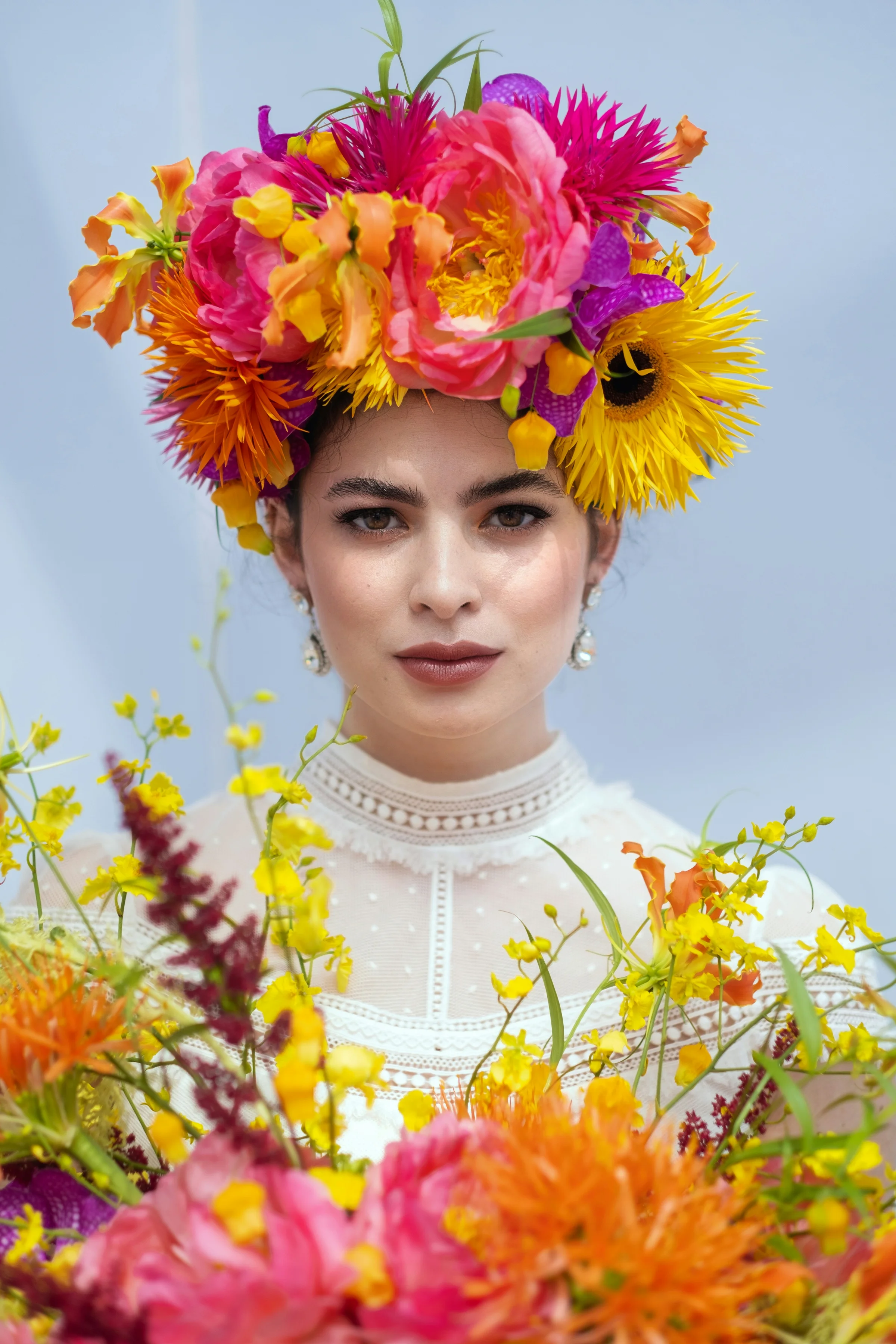 Frau im Stil von Frida Kahlo gekleidet