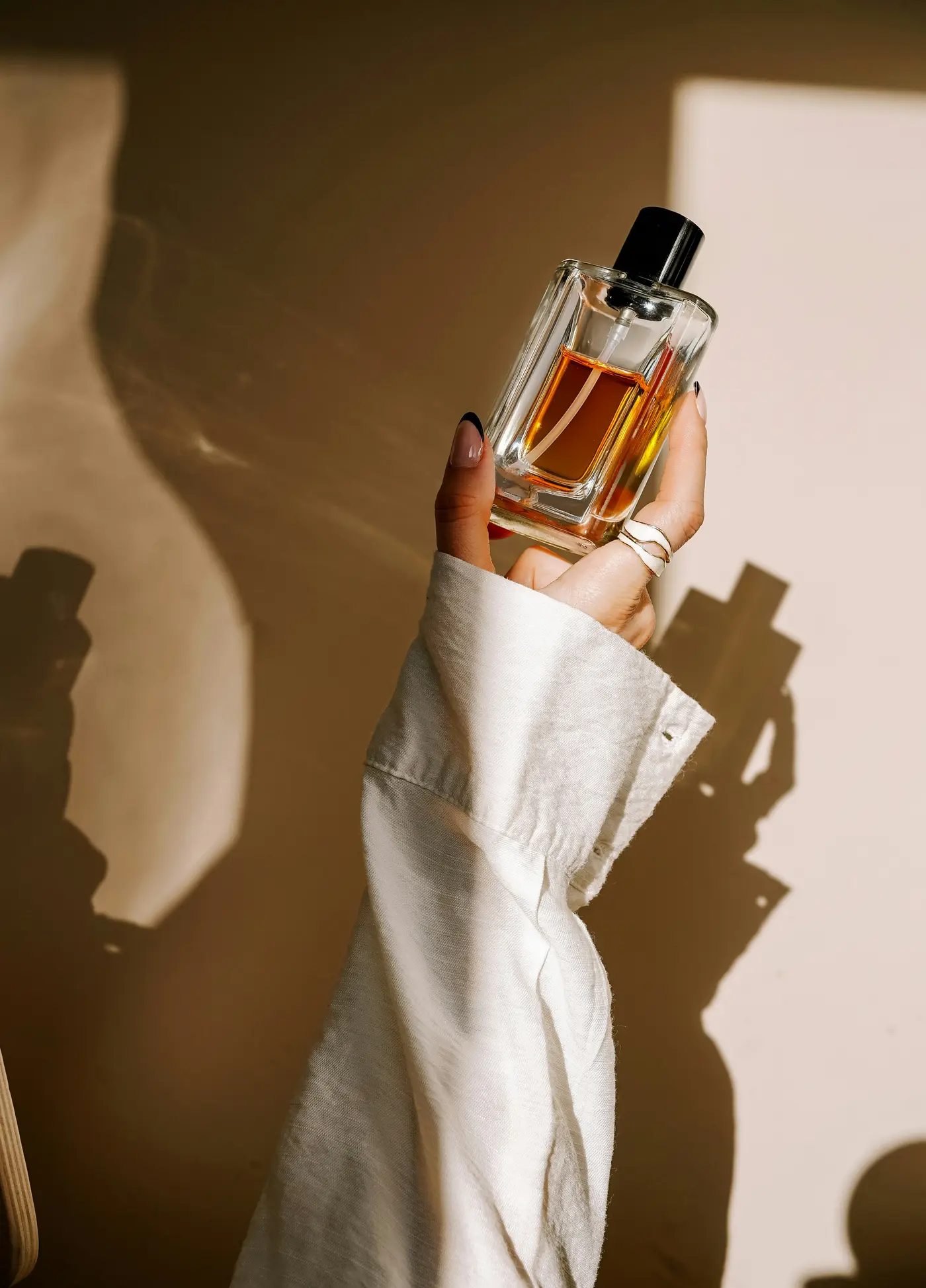 Hand mit Parfum-Flakon