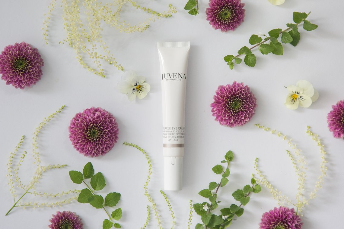 Augencreme mit Blumen geschmückt