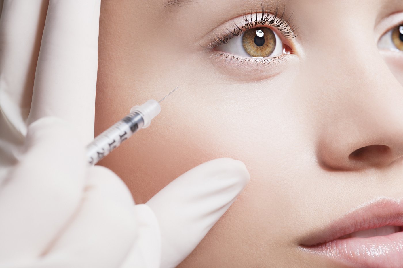 Close-up von Frau die eine Botox Spritze bekommt