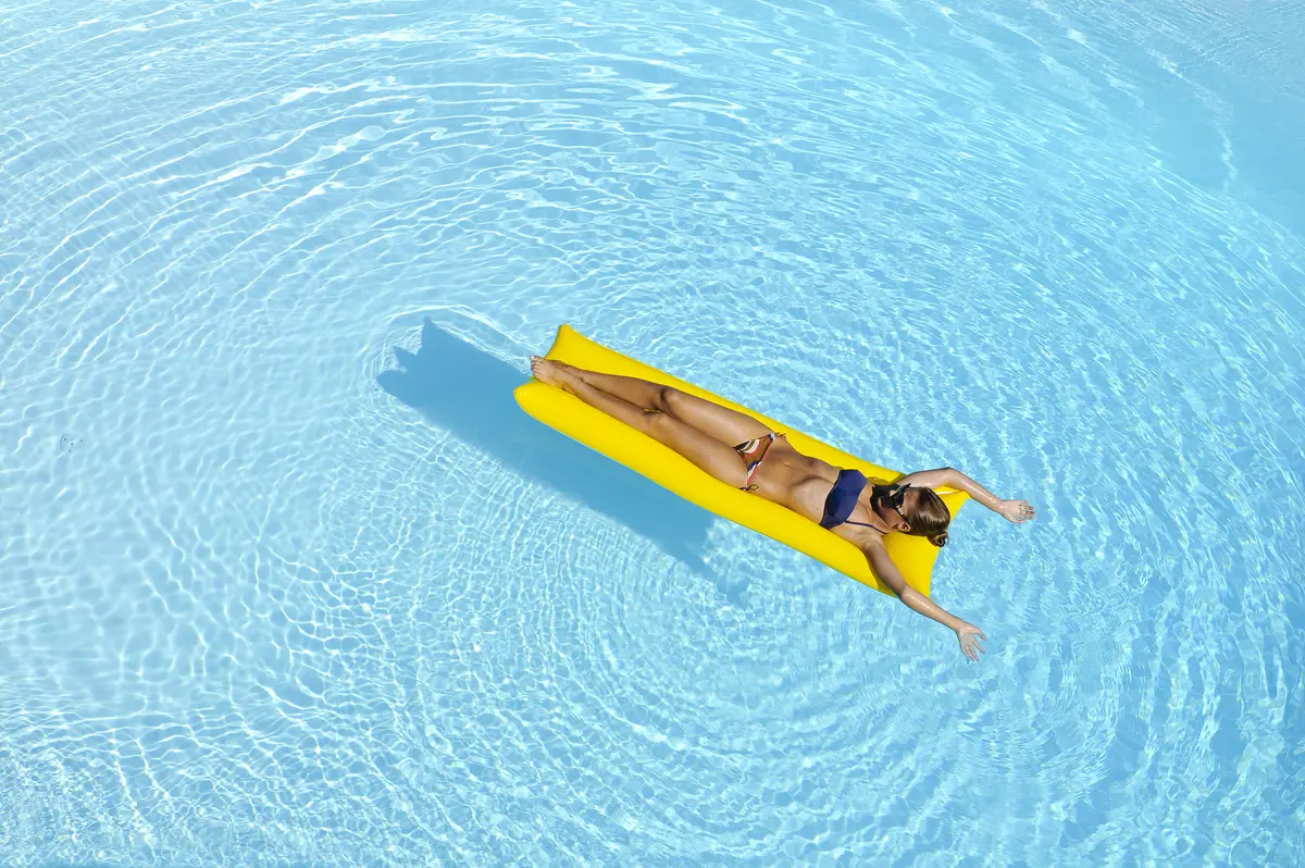 Frau im Pool auf Luftmatratze