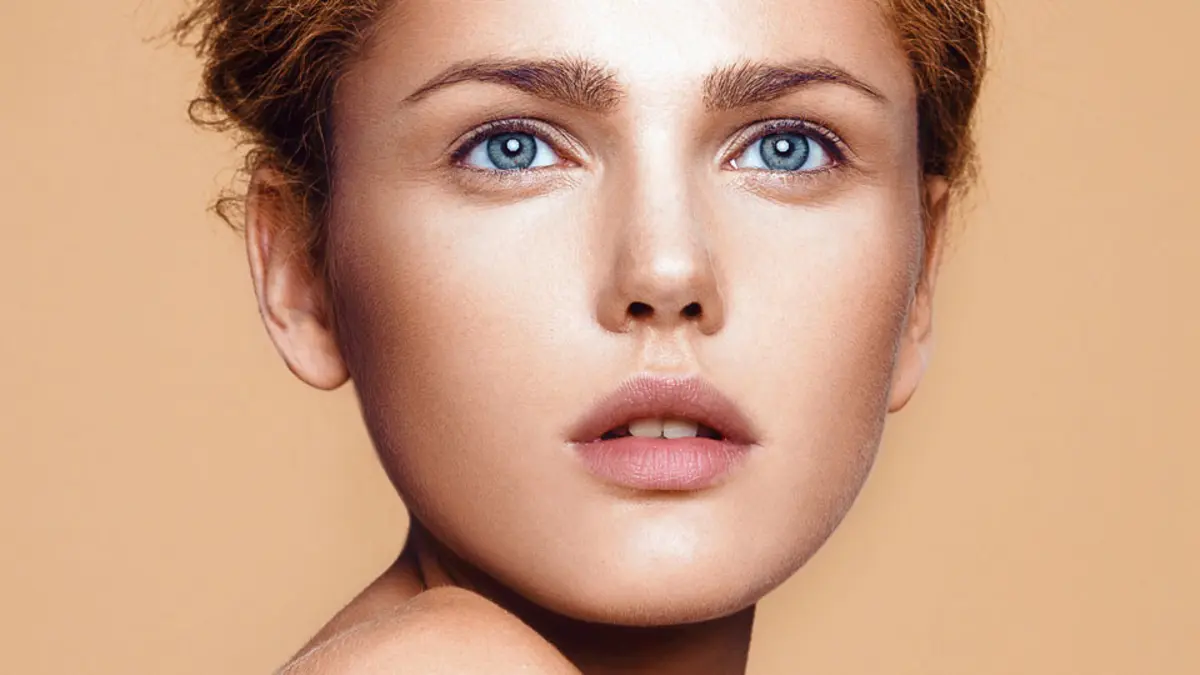 Junge Frau mit 2-in-1 Foundation 