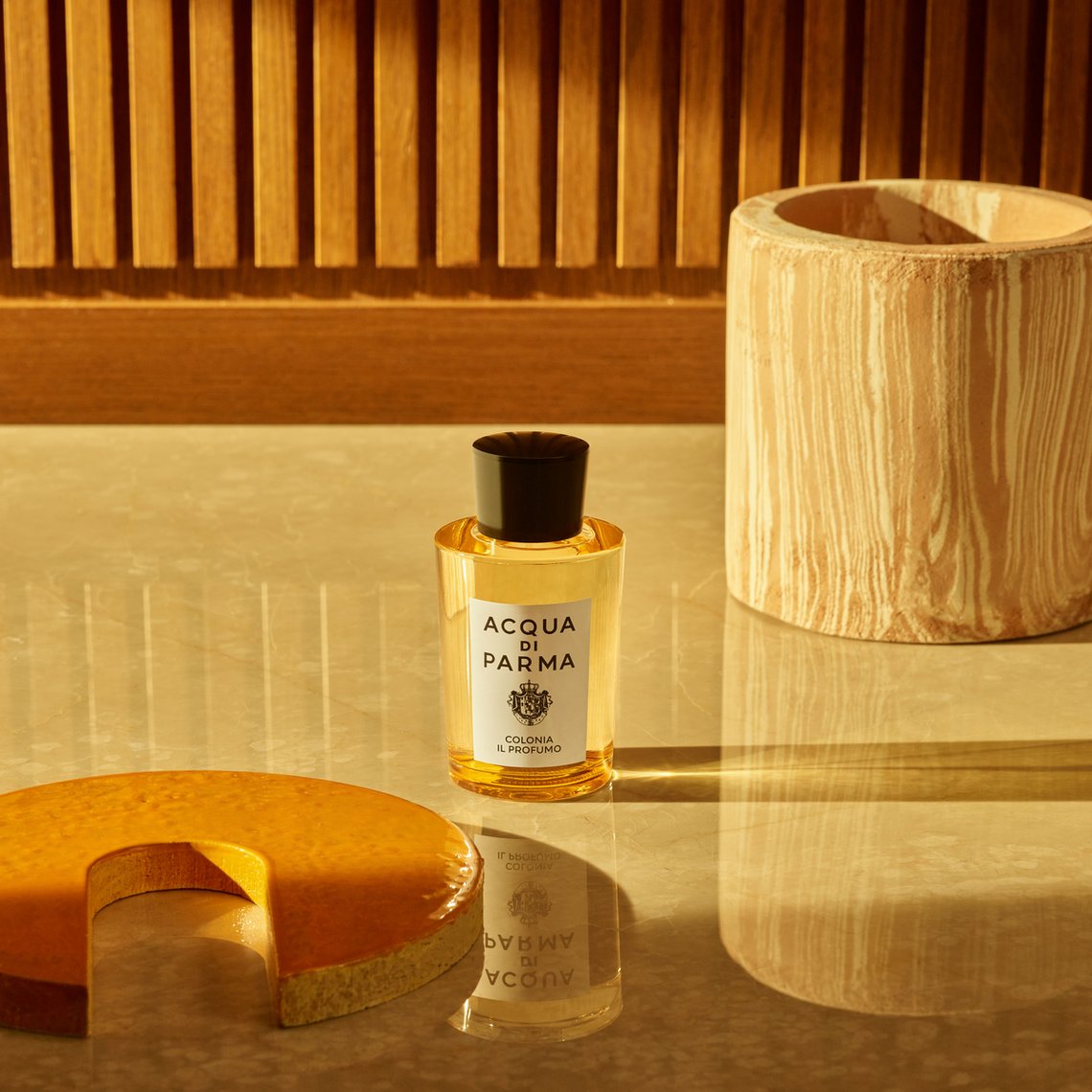 Flakon von Colonia Il Profumo (Acqua di Parma) auf gelbem Marmortisch arrangiert