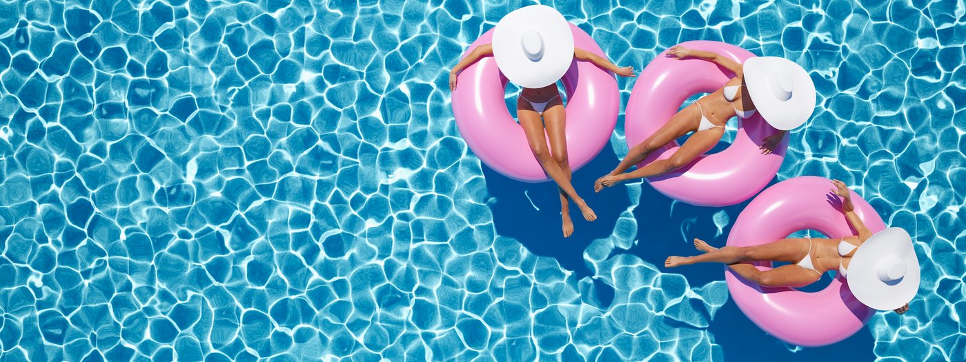 Frauen mit Schwimmring im Pool