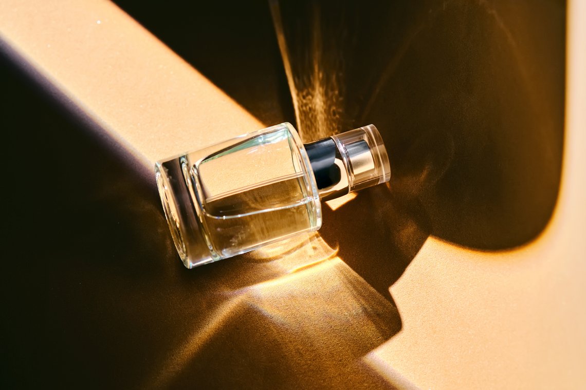 Parfumflakon fotografiert in einem Lichtkegel