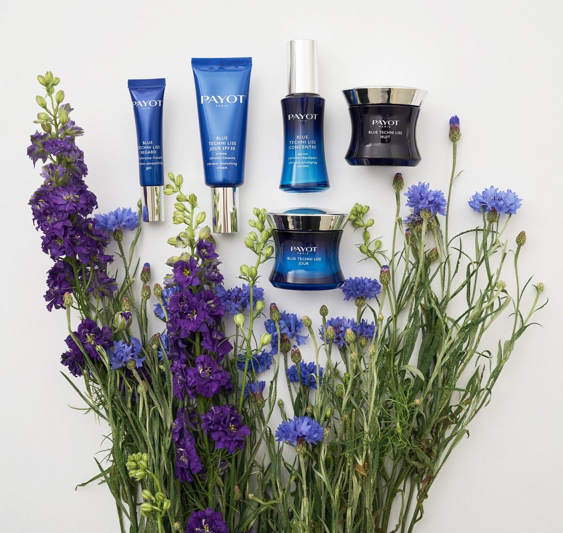 Blumen und blaue Pflegeserie von Payot mit Schutz vor UV-Strahlung &amp; blauem Licht