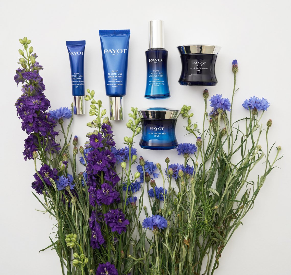 PAYOT BLUE TECHNI LISS Pflegeserie mit Schutz vor blauem Licht Blumen und blaue Pflegeserie von Payot mit Schutz vor UV-Strahlung & blauem Licht