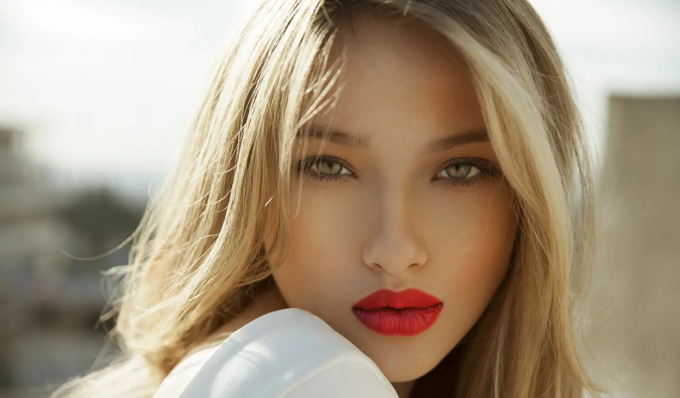Frau mit rotem Lippenstift