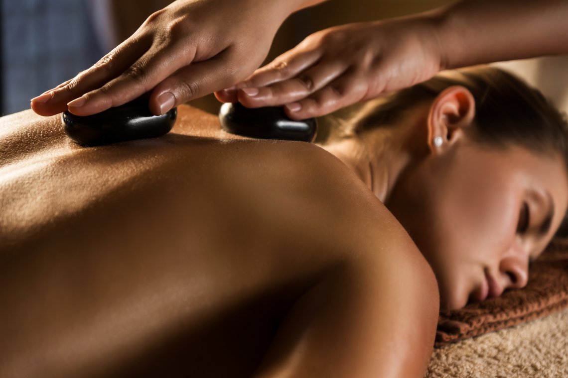 Frau bekommt Hot Stone Massage