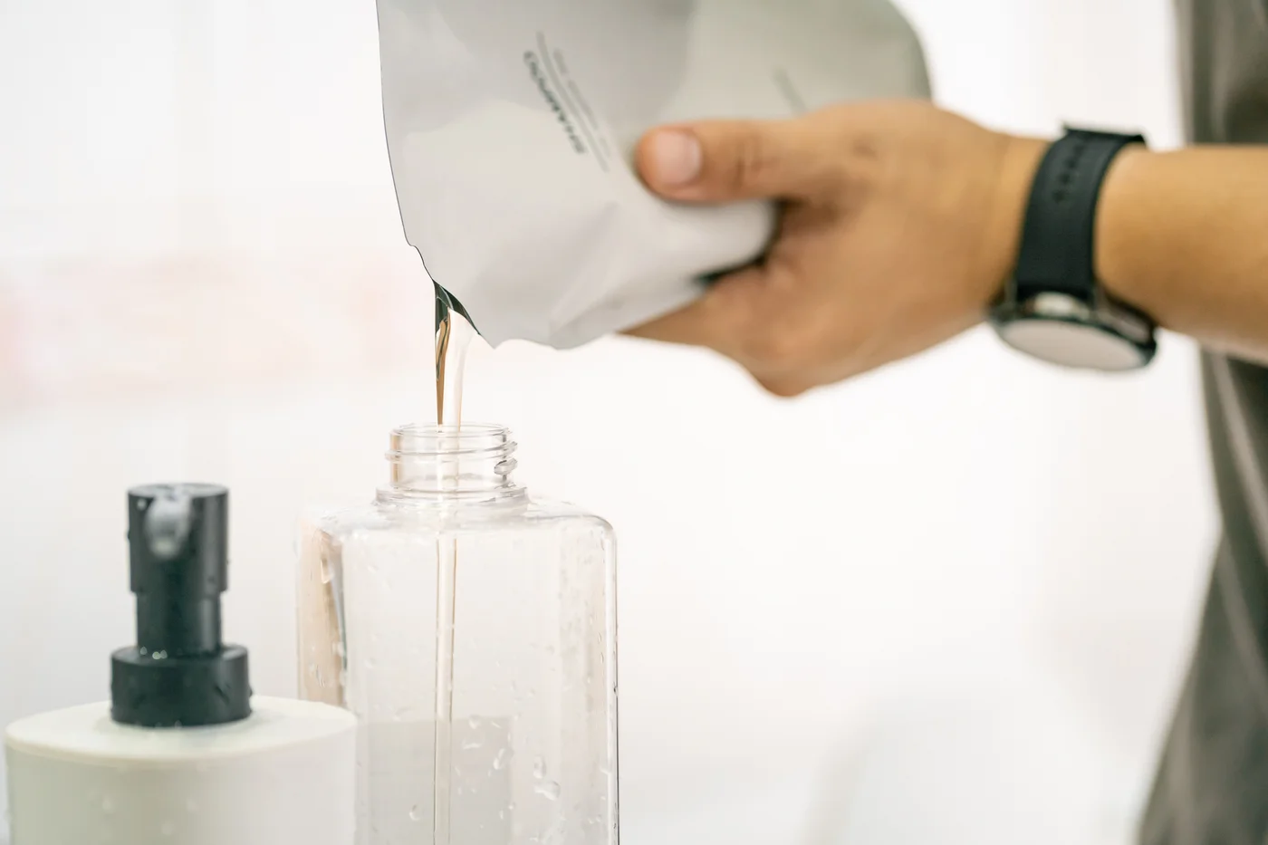 Mensch füllt Seife nach