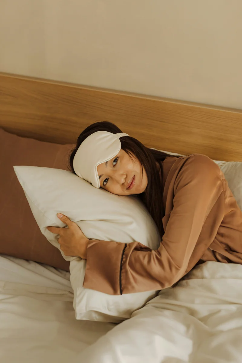 Frau im Bett mit Schlafmaske