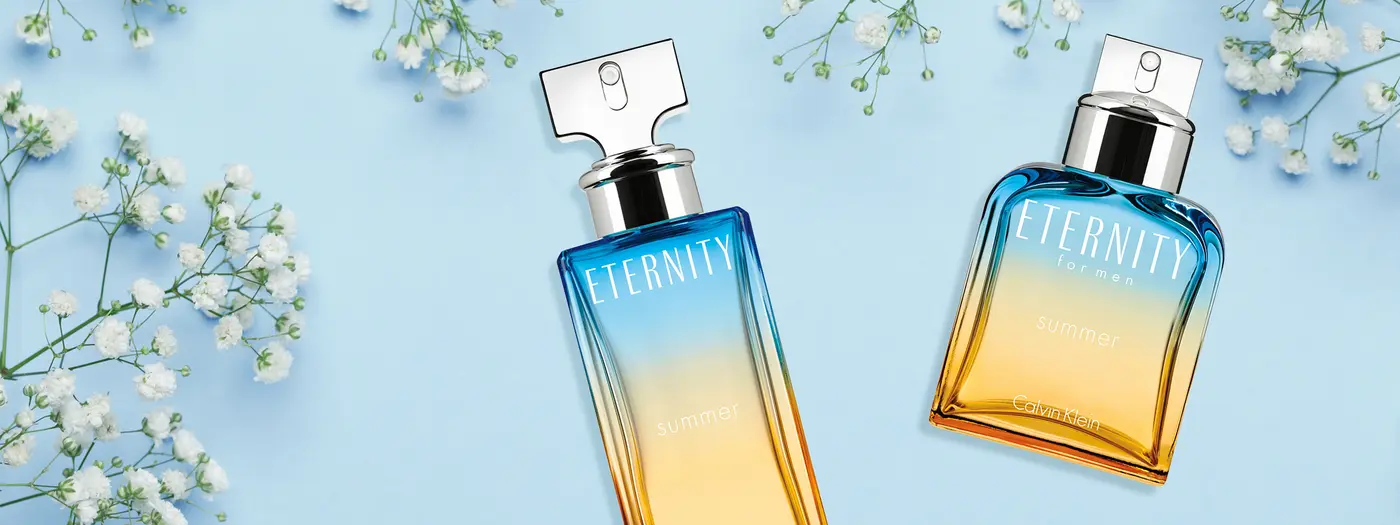 Parfumflacons auf blauem Untergrund