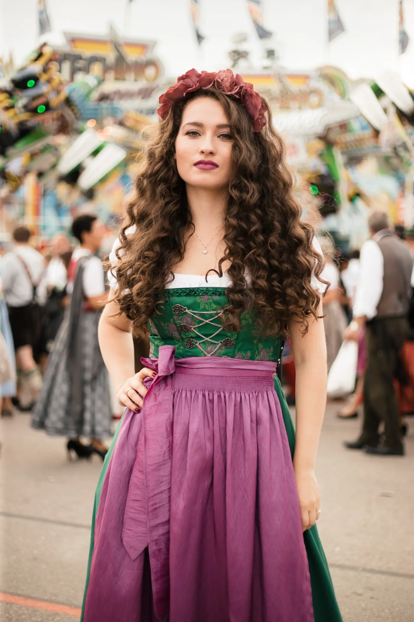 Frau im Dirndl auf dem Oktoberfest
