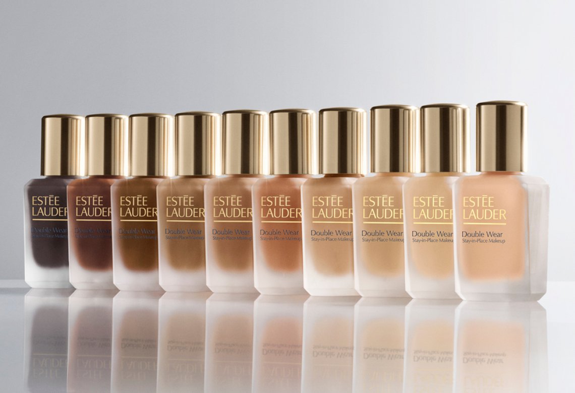 Produktabbildungen des Double Wear Stay-in-Place Makeups in versch. Tönen