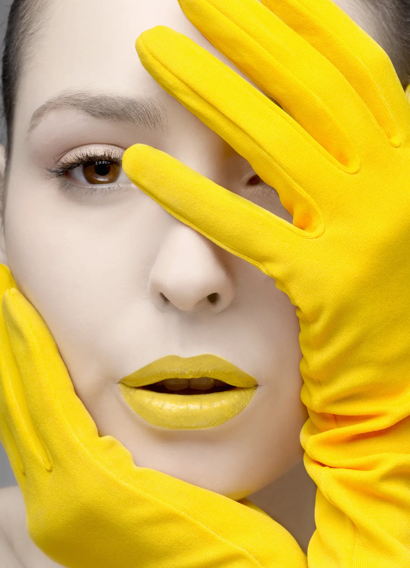 Frau mit gelben Handschuhen und Lippenstift