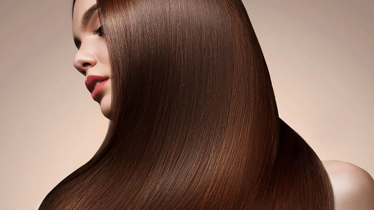 Frau mit brauen Haaren