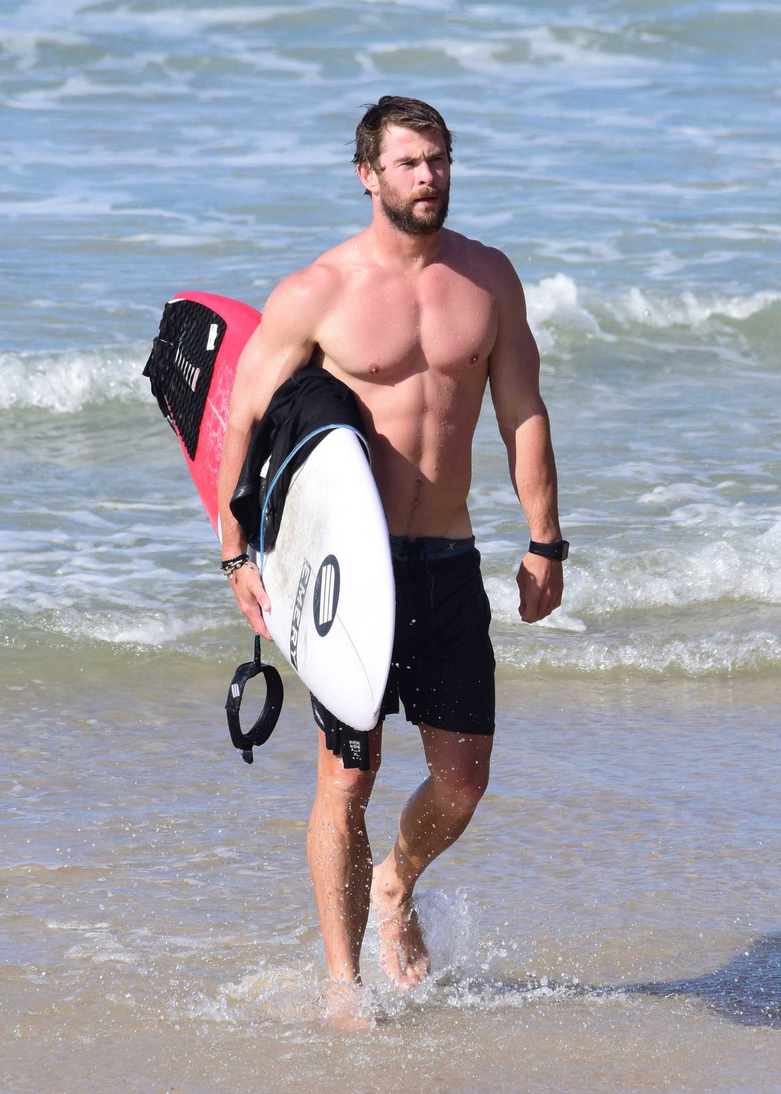 Chris Hemsworth surft am Strand in Australien