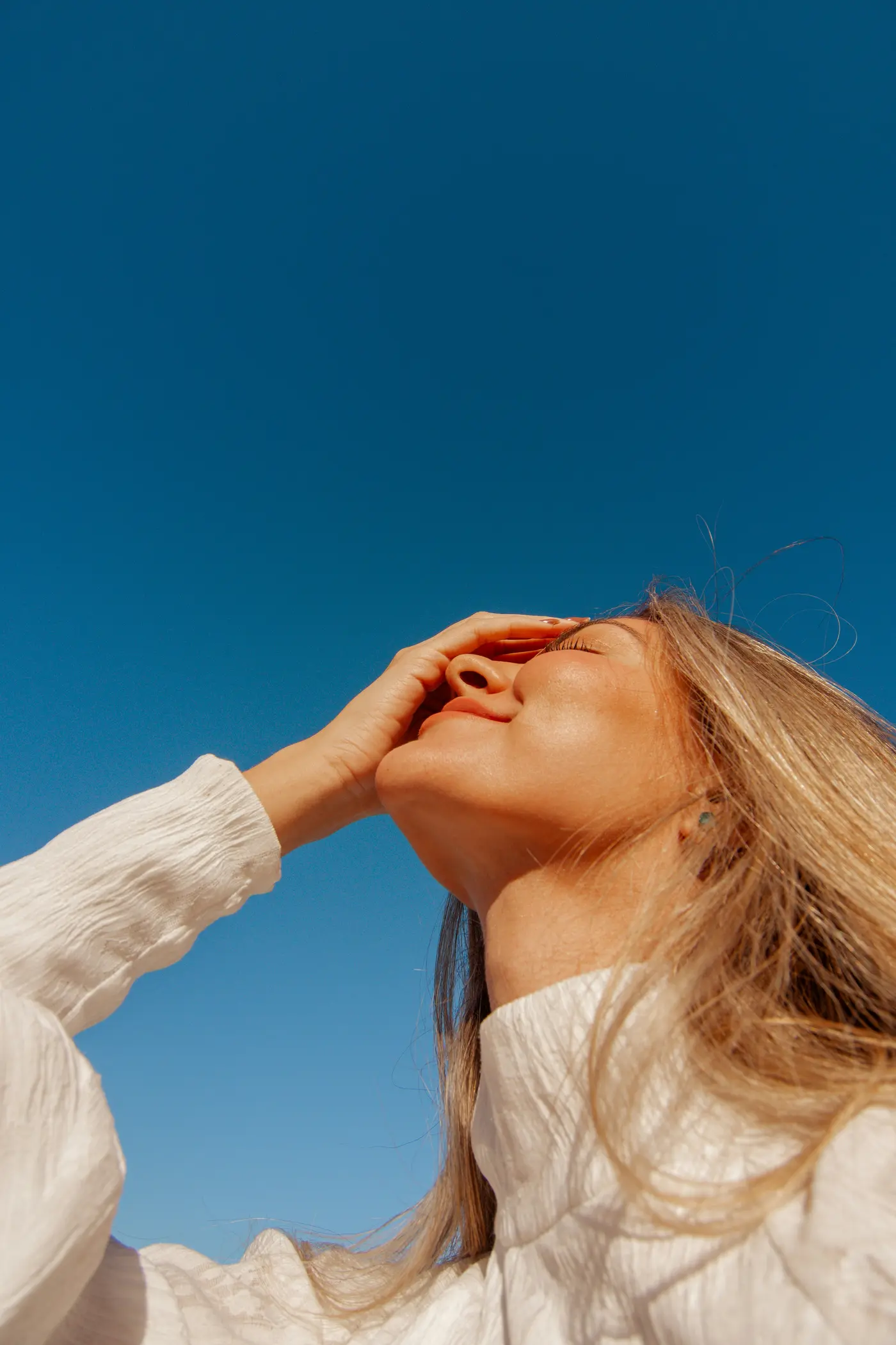 Frau vor blauem Himmel