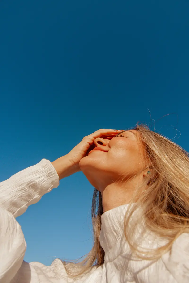 Frau vor blauem Himmel