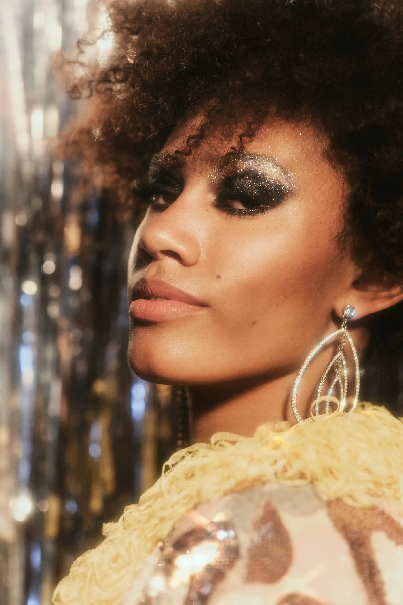 Frau mit Glitzer auf den Augen