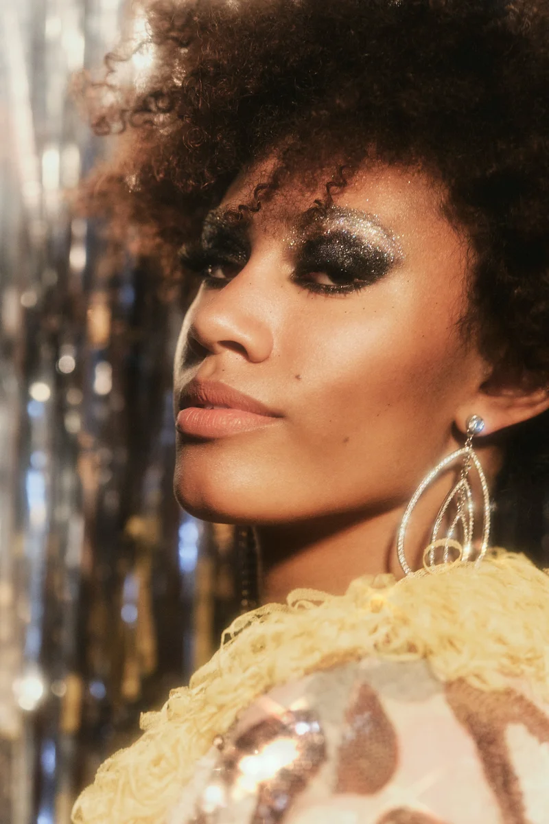 Frau mit Glitzer auf den Augen