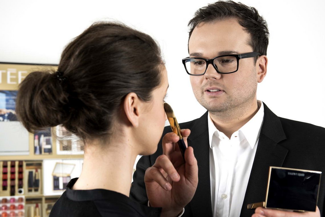 Estée Lauder Make-up Artist Michael Dießl schminkt Frau